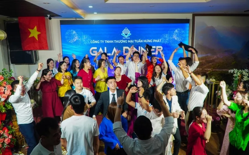 Đêm Gala Dinner dịp kỷ niệm 17 năm thành lập Tuấn Hưng Phát với đầy đủ nhân viên